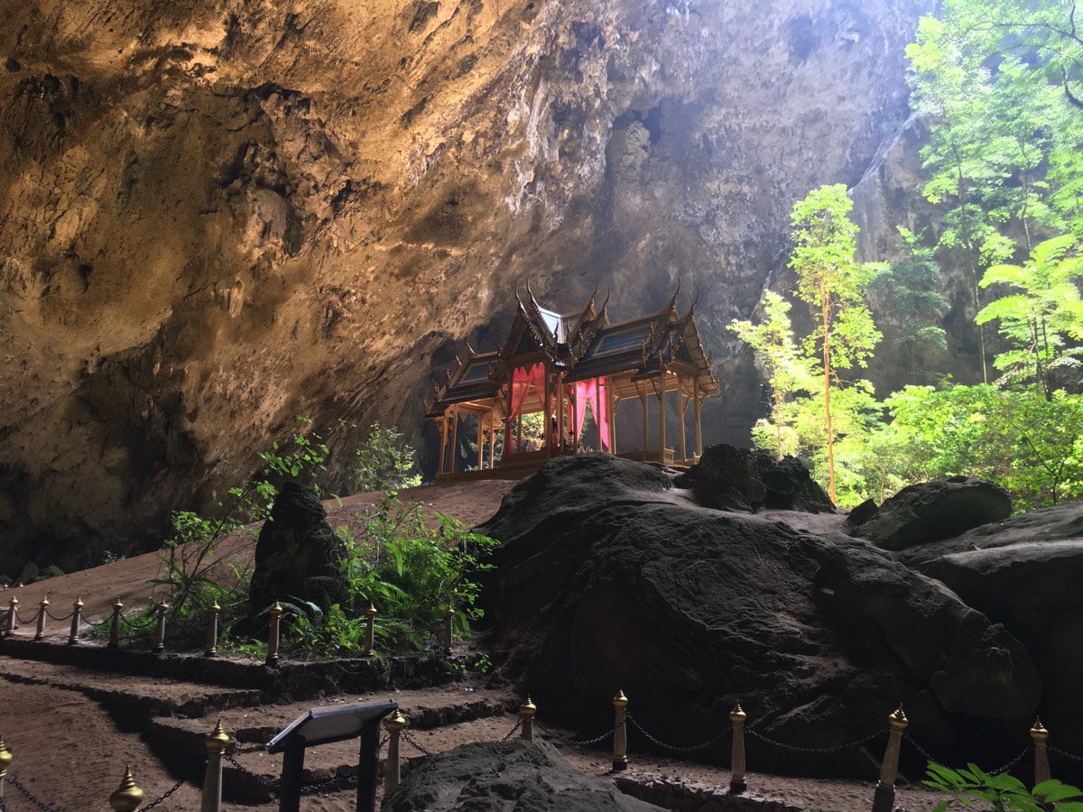 Phraya Nakhon grotten