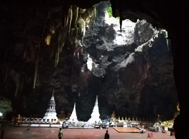 Khao Luang grotternes med stalakitter